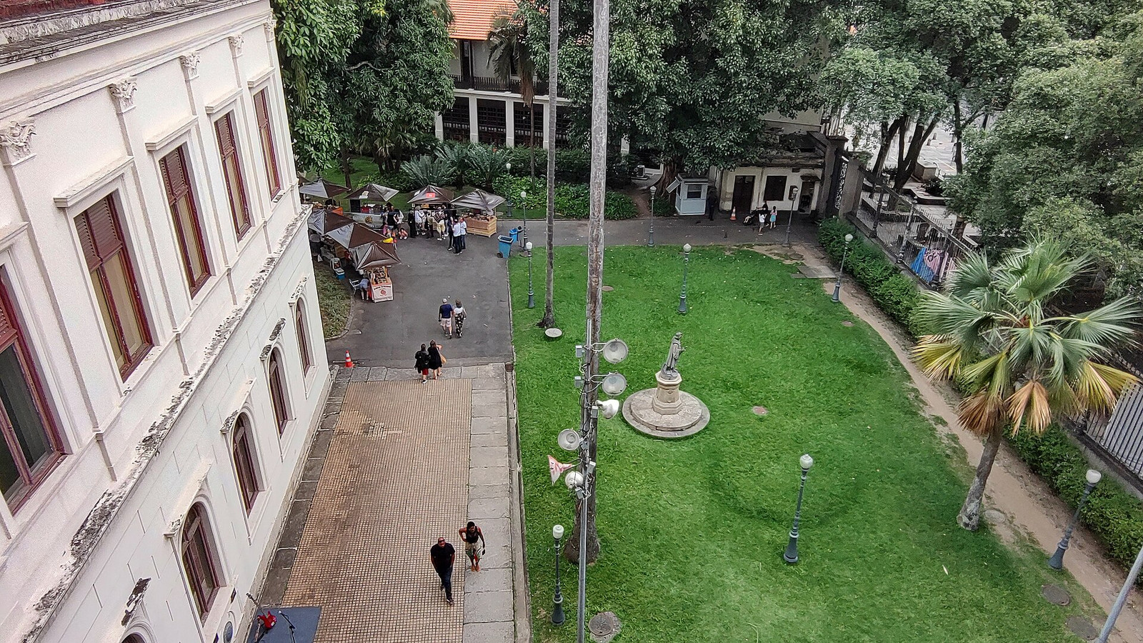 High-angle view of the lawn, paths, palms, and side elevation of Palácio do Catete