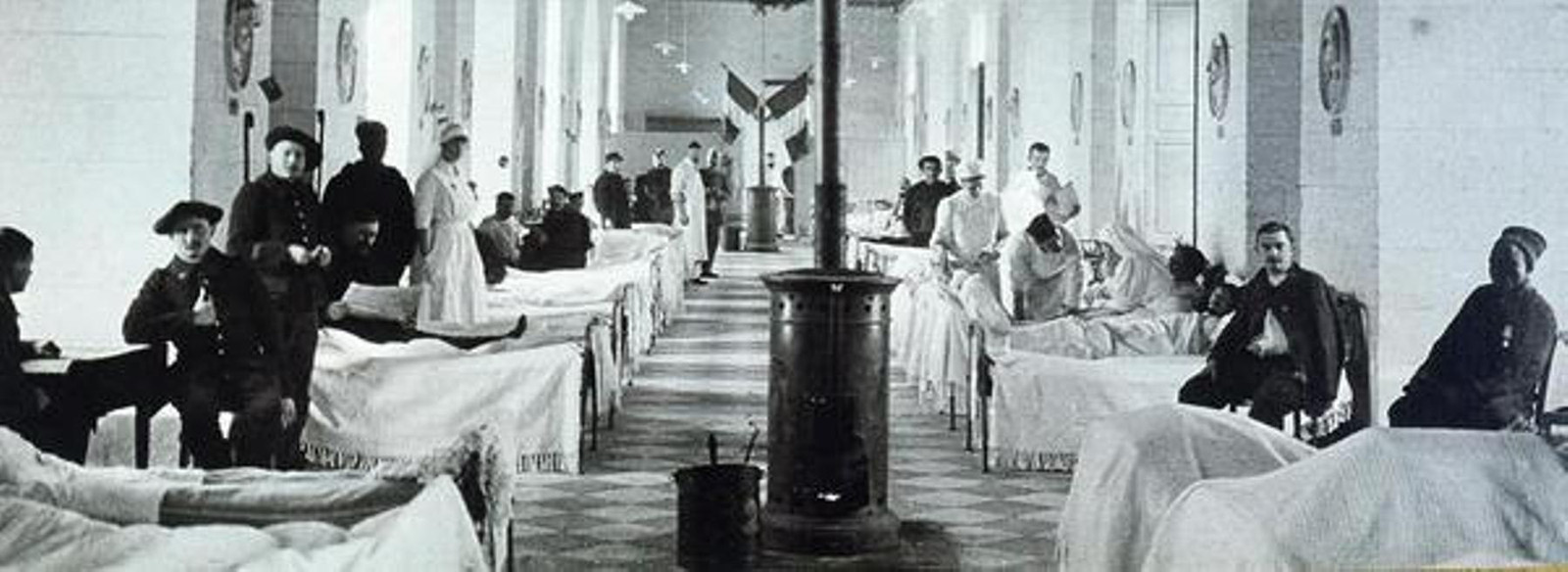 First World War patients and medical staff in beds arranged along Chenonceau’s gallery