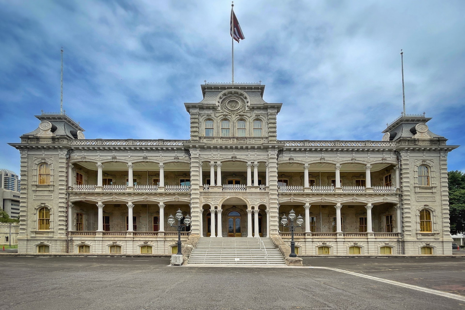 Symmetrical front elevation of ʻIolani Palace beneath a blue sky